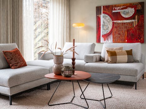 Modern designinterieur met warme kleuraccenten