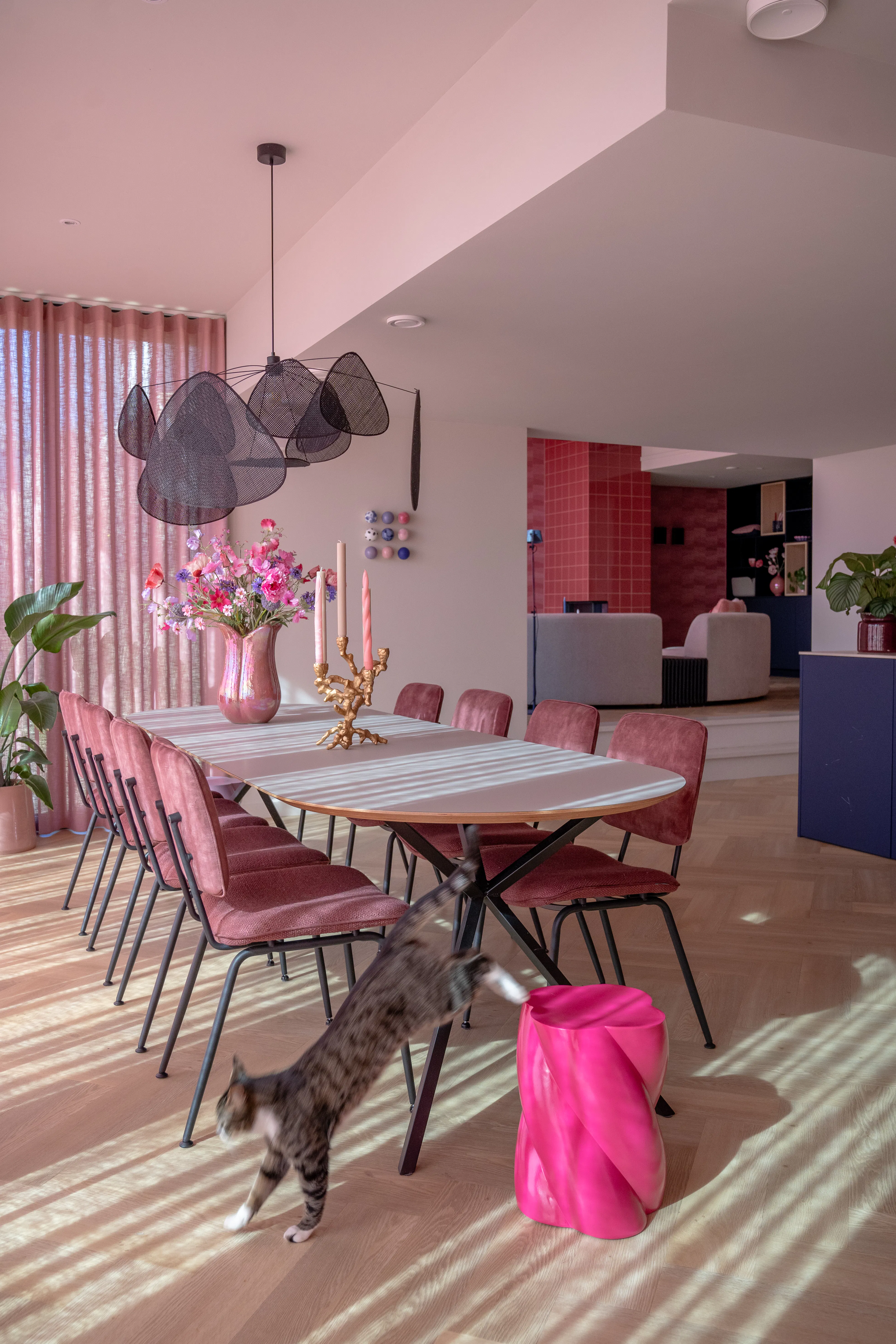 Roze dopamine decor eethoek
